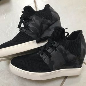 Wedge sneaker black with gray and black camo,